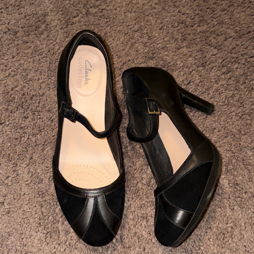 Clarks Women's two tone Black Heels 8.5M EUC
Used Once for a few hours Vintage